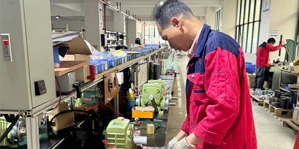 蝸輪減速機是一種常見的動力傳動裝置