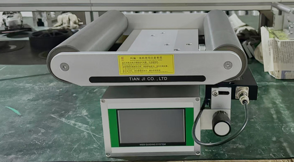 制袋機(jī)收放卷偏離？糾偏機(jī)助您解決難題